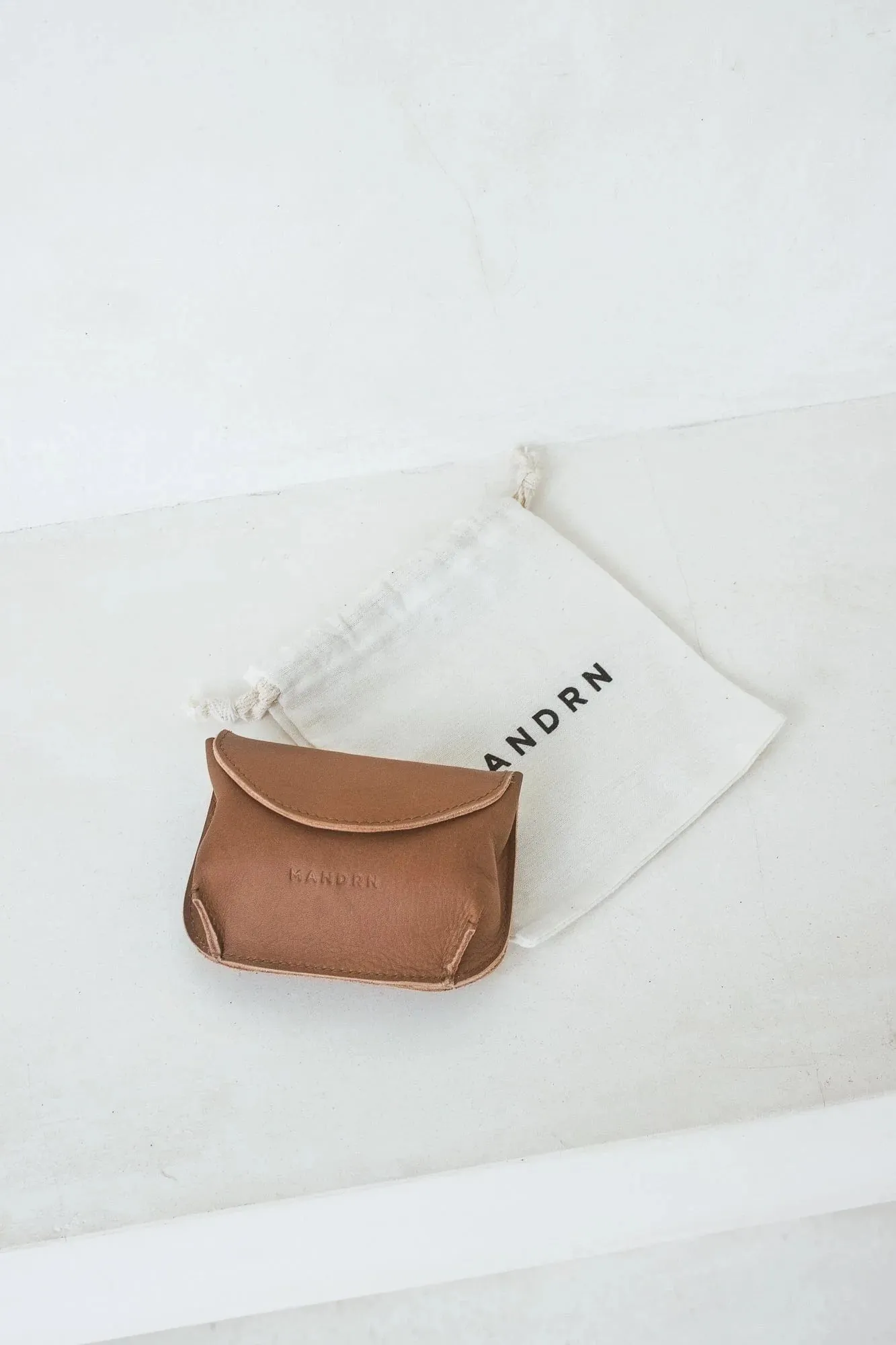 MANDRN BILLIE LEATHER POUCH - TAN